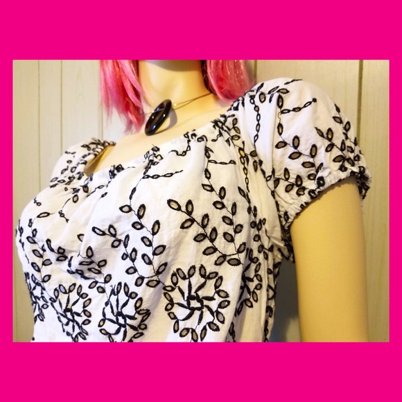 American Eagle Outfitters Black & White Retro Embroidered Sexy Boho Crop Top NWT - Picture 3 of 8